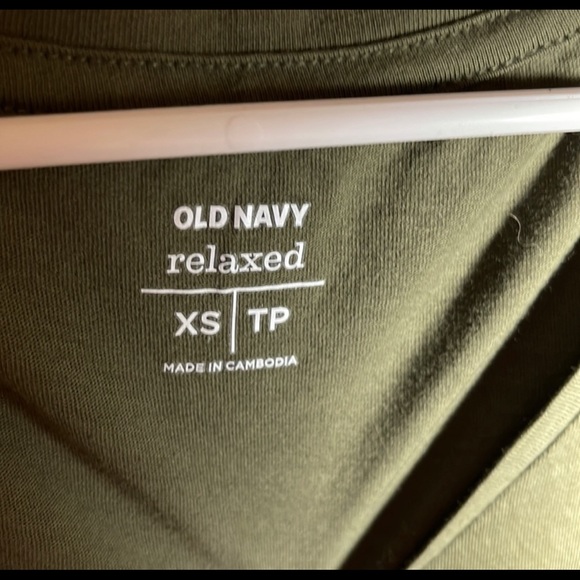 Old Navy women’s relaxed v-neck tee - Picture 3 of 3